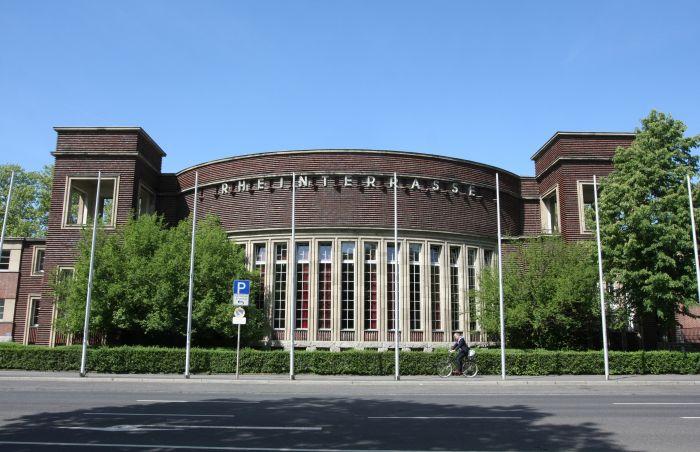 Radfahren bei einem Tempo, das erlaubt die Architektur Düsseldorfs zu genießen. Hier zu sehen: Die Rheinterrasse.