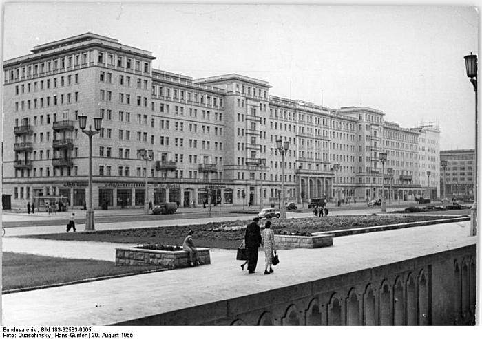 Stalinallee Berlin ca. 1955 (Photo Bundesarchiv, Bild 183-32583-0005 / CC-BY-SA 3.0 Source https://commons.wikimedia.org)