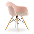Eames Plastic Armchair RE DAW, Zartrosé, Mit Sitzpolster, Warmgrey / elfenbein, Standardhöhe - 43 cm, Ahorn gelblich