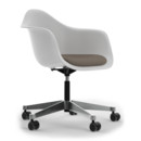 Eames Plastic Armchair RE PACC, Cotton white, Mit Sitzpolster, Warmgrey / moorbraun