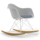 Eames Plastic Armchair RE RAR mit Polsterung, Cotton white, Mit Sitzpolster, Dunkelblau / elfenbein, Ohne Keder, Weiß/Ahorn gelblich